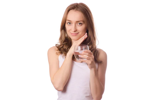 Belle jeune femme tenant un verre d'eau santé — Photo