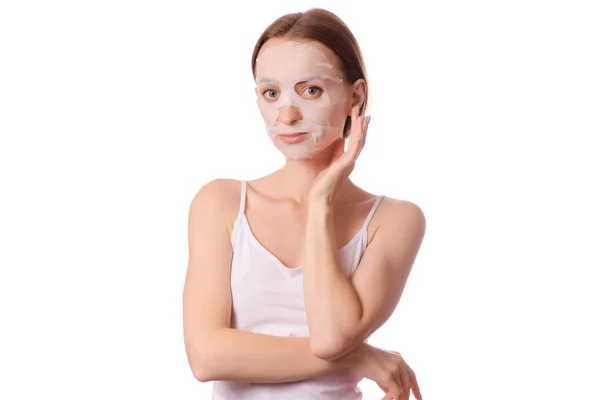 Piękna młoda kobieta tkanki maski na jej twarz uroda kosmetyki — Zdjęcie stockowe