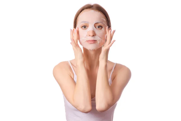 Красивая молодая женщина ткань маска на лице косметика красоты — стоковое фото