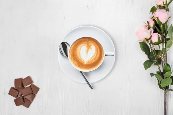 Copa de capuchino de café trozos de flores de chocolate — Foto de Stock