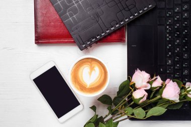 Laptop notebook çiçek fincan kahve cep telefonu