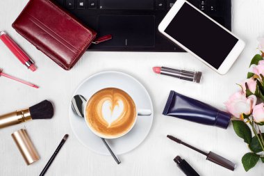 Kozmetik dizüstü fincan kahve kapuçino çanta cep telefonu akıllı telefon çiçekler