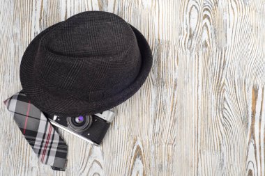 Şapka kamera kravat