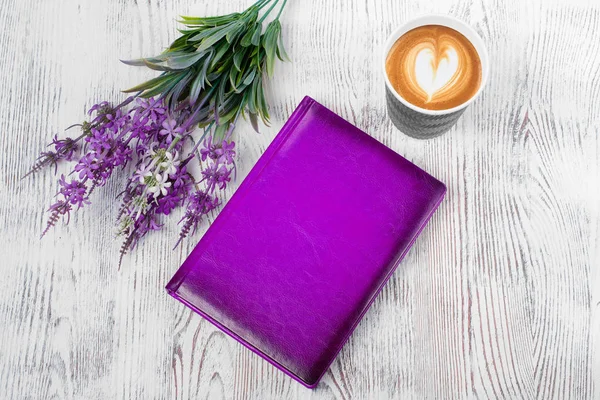Een paarse Kladblok kopje koffie bloemen — Stockfoto