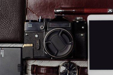 Defter saat cep telefonu kravat flash sürücü fotoğraf kamera cüzdan