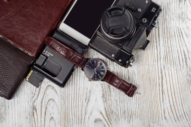 Defter saat cep telefonu kravat flash sürücü fotoğraf kamera cüzdan