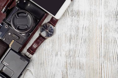 Defter saat cep telefonu kravat flash sürücü fotoğraf kamera cüzdan