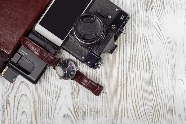Notebook relógio celular gravata flash drive foto câmera carteira — Fotografia de Stock