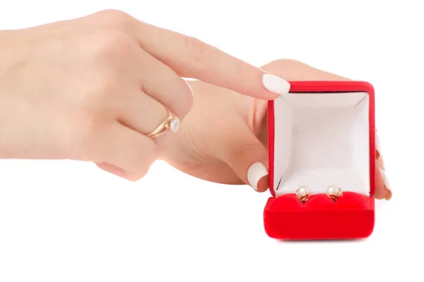 Γυναικείο χέρι που κρατά το κουτί για κοσμήματα σκουλαρίκι κόκκινο δαχτυλίδι — Φωτογραφία Αρχείου
