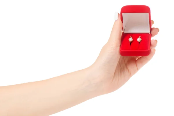 Γυναικείο χέρι που κρατά το κουτί για κοσμήματα σκουλαρίκια κόκκινο — Φωτογραφία Αρχείου