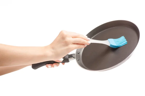 Vrouwelijke hand fry pan voor pannenkoeken — Stockfoto