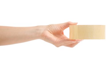 Bir yapışkan bant tutan bir el