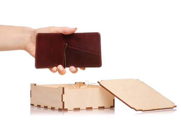 Ξύλινο κουτί με καπάκι κλιπ χρήματα γυναικείο χέρι — Φωτογραφία Αρχείου