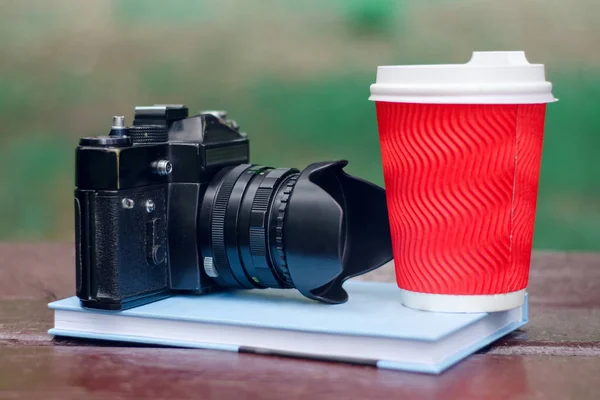 Park bänk bok kamera bok kaffe kopp — Stockfoto