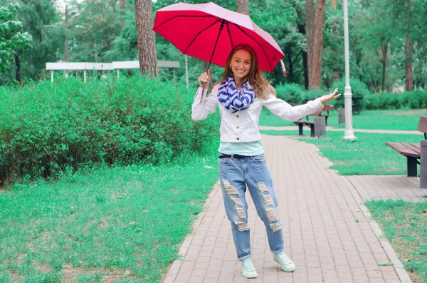 Hermosa mujer joven en el paraguas del parque natural — Foto de Stock