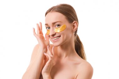 Güzel genç kadın yüz yamalar gözlerinin altında