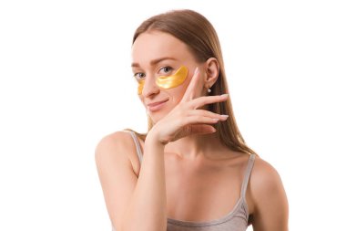 Güzel genç kadın yüz yamalar gözlerinin altında