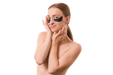 Güzel genç kadın yüz yamalar gözlerinin altında