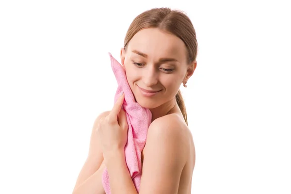 Vacker ung kvinna skönhet ansikte torka hennes ansikte med en handduk spa kosmetologi — Stockfoto