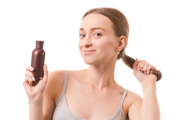 Schöne junge Frau Schönheit Gesichtsbehaarung mit Flasche Öl für Haar — Stockfoto