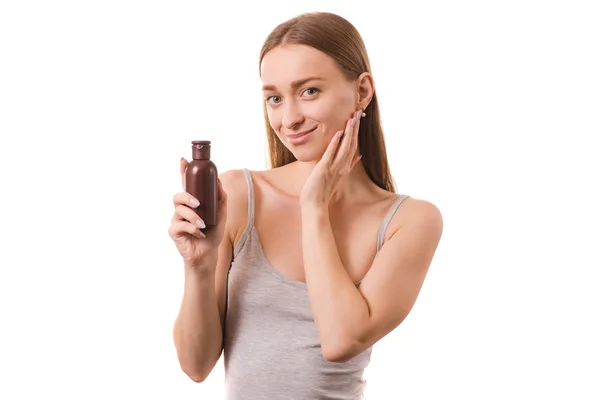 Piękna młoda kobieta piękna butelka twarz z kosmetyki do twarzy i ciała balsam oleju — Zdjęcie stockowe