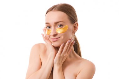 Güzel genç kadın yüz yamalar gözlerinin altında