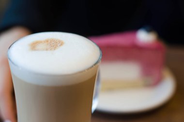 Tablo kek üzerine köpük kahve latte 