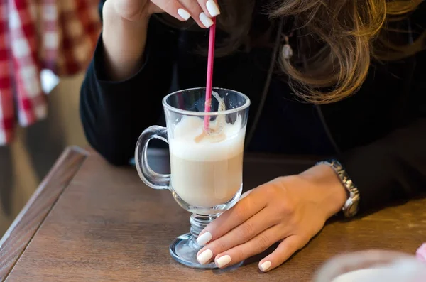 Kaffee Cappuccino weibliche Hände — Stockfoto