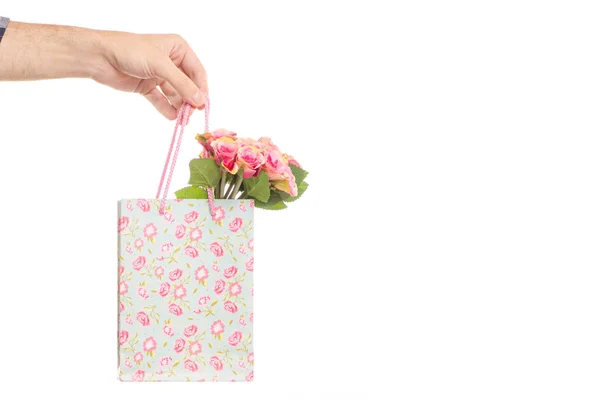 I en gåva väska blommor mans händer — Stockfoto
