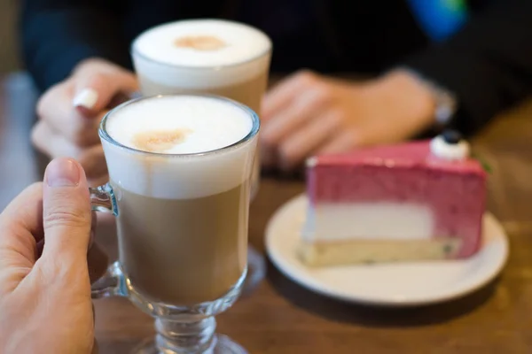 Zwei Latte Coffees mit Schaum und Kuchen Frau und Mann — Stockfoto