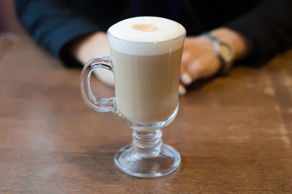 Café cappuccino mãos femininas — Fotografia de Stock
