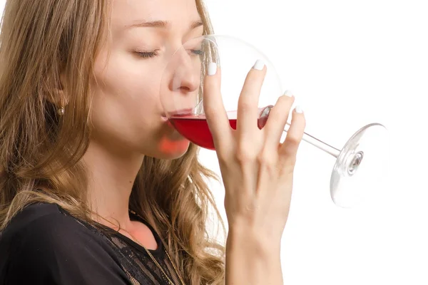 젊은 여자 음료 레드 와인 한 잔 — 스톡 사진