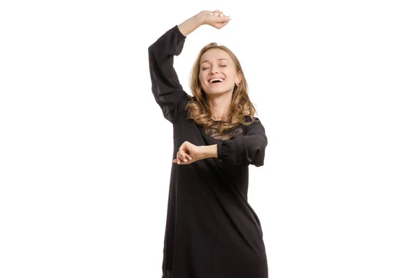 Menina de vestido preto está dançando — Fotografia de Stock