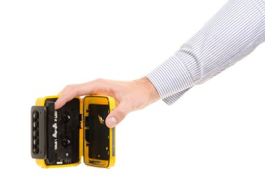 Erkek elinde kaset çalar izole