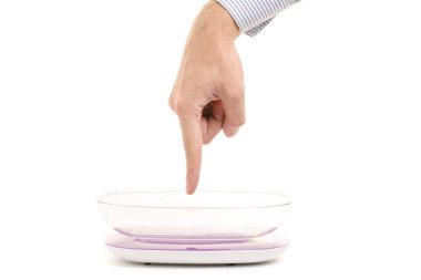 Erkekler ellerini mutfak terazisi