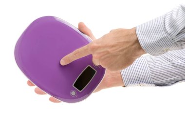 Erkekler ellerini mutfak terazisi