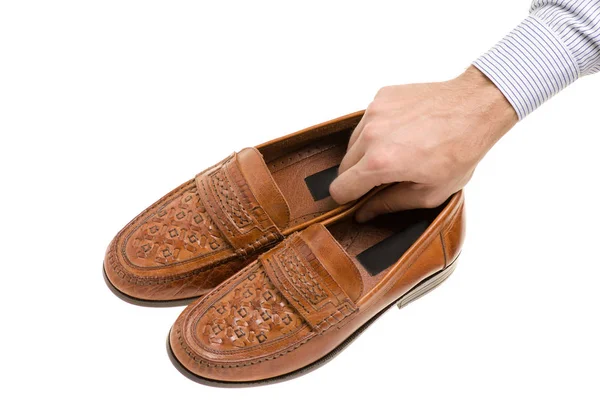 Mannen handen lederen schoenen — Stockfoto