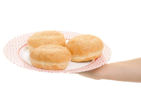 Weibliche Handbrötchen für Hamburger auf dem Teller — Stockfoto