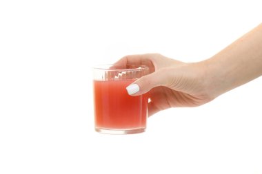 Bir bardak meyve suyu tutan eller