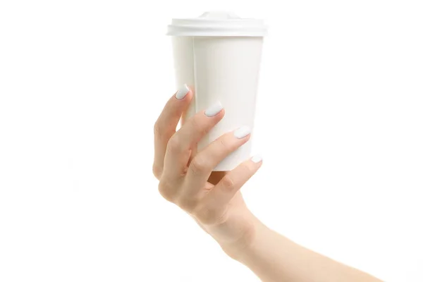 Vrouwelijke handen met koffie in een kartonnen glas — Stockfoto