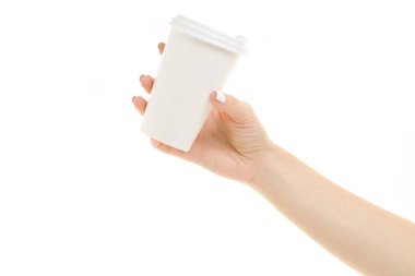 Bir karton bardak kahve tutan eller 