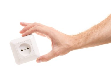 Elinde elektrik prizine