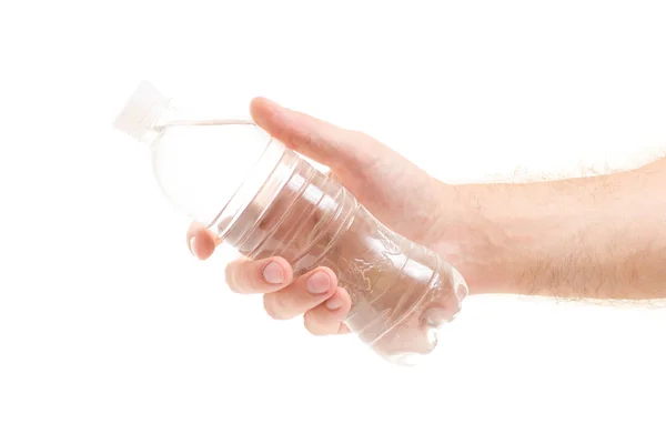 Uma garrafa de água em uma mão masculina — Fotografia de Stock