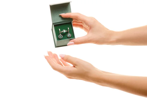 Conjunto de anel e brincos com quartzo verde mãos femininas joalheria dom pedra verde — Fotografia de Stock