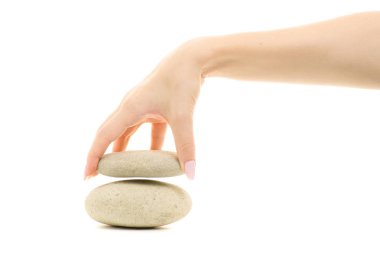 Kadın elinde büyük çakıl taşları