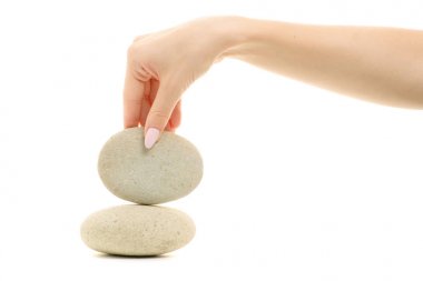 Kadın elinde büyük çakıl taşları