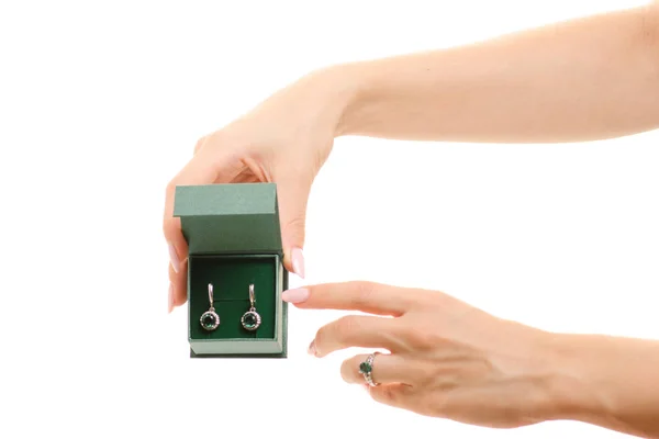 Сережки з зеленим кварцом жіночі руки прикрашають подарунок зеленим каменем — стокове фото