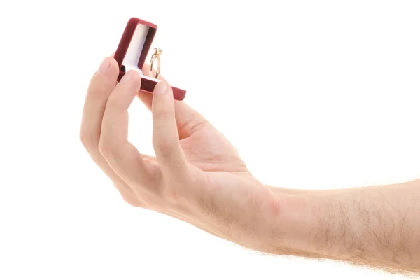 Caja de anillos en las manos de un hombre ofrecen — Foto de Stock