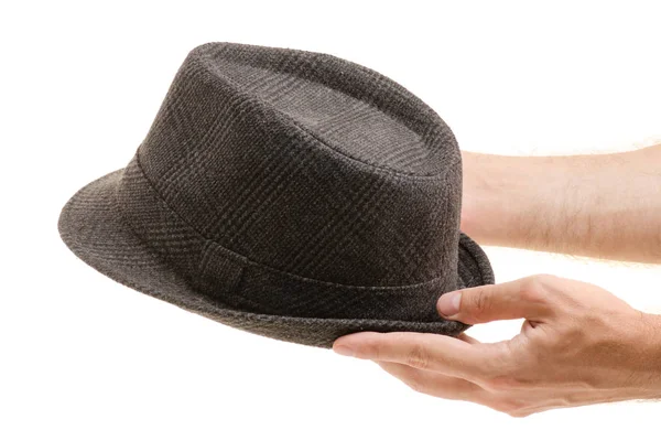 Шляпа в руках мужчин изолированы — стоковое фото