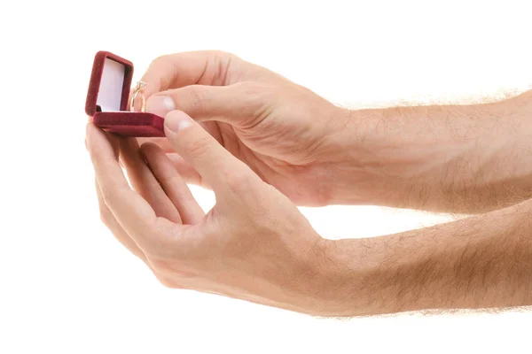 Caja de anillos en las manos de un hombre ofrecen — Foto de Stock